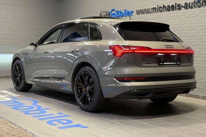 Grå Audi e-tron fra 2022