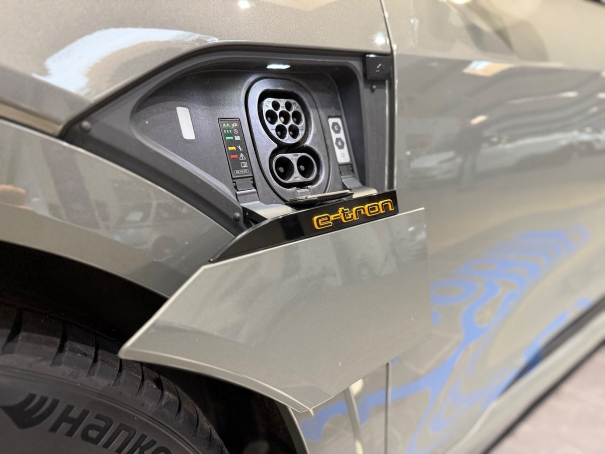 Grå Audi e-tron fra 2022