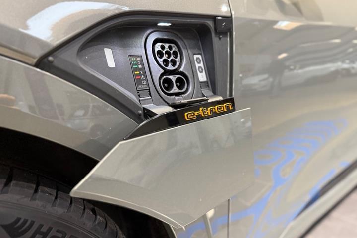 Grå Audi e-tron fra 2022