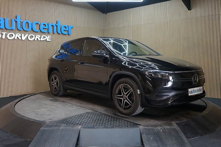 Sort Mercedes EQA250 fra 2023 set udefra