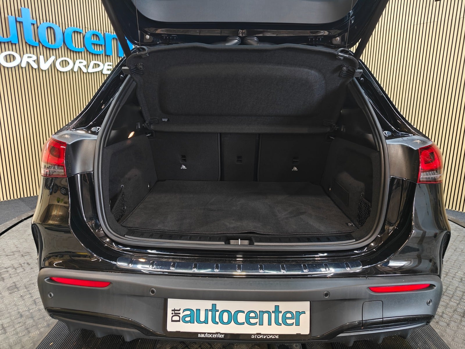 Sort Mercedes EQA250 fra 2023
