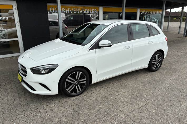 Hvid Mercedes B200 d fra 2022