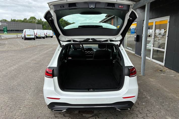 Hvid Mercedes B200 d fra 2022