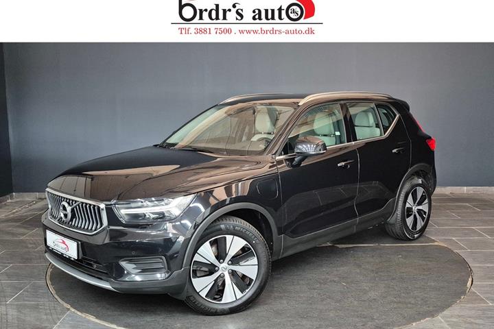 Sort Volvo XC40 fra 2022 set udefra