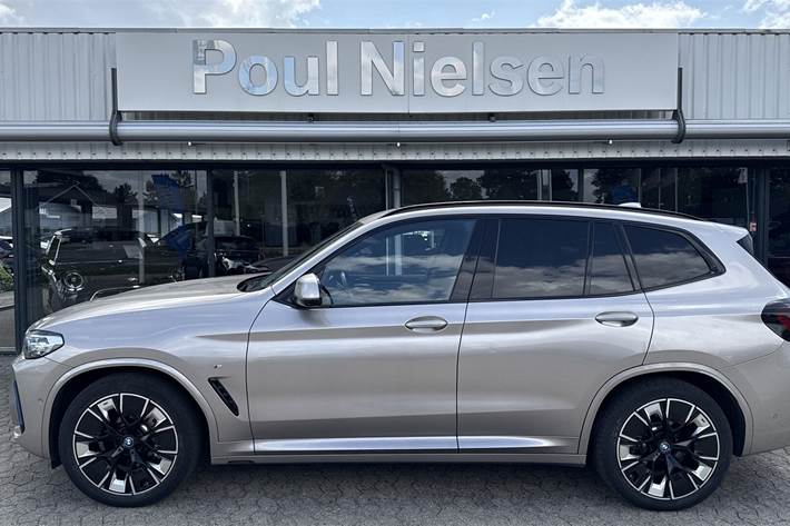 Grå BMW iX3 fra 2022