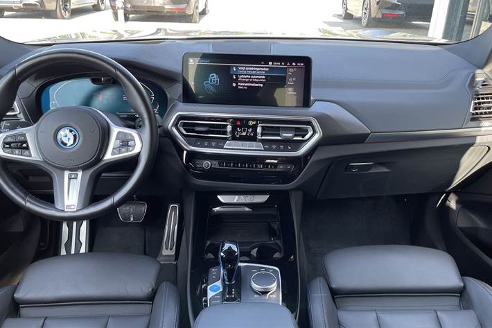 Grå BMW iX3 fra 2022