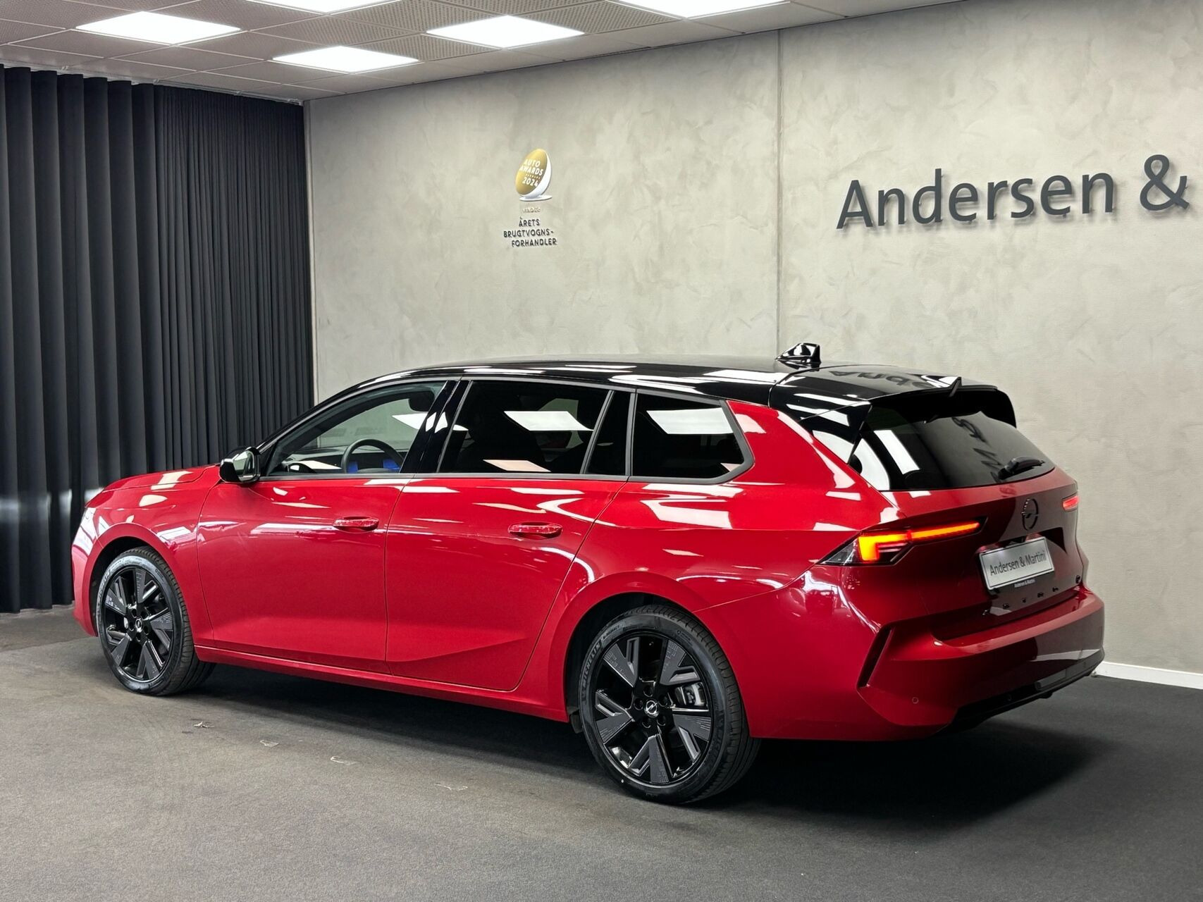 Rød Opel Astra-e fra 2024