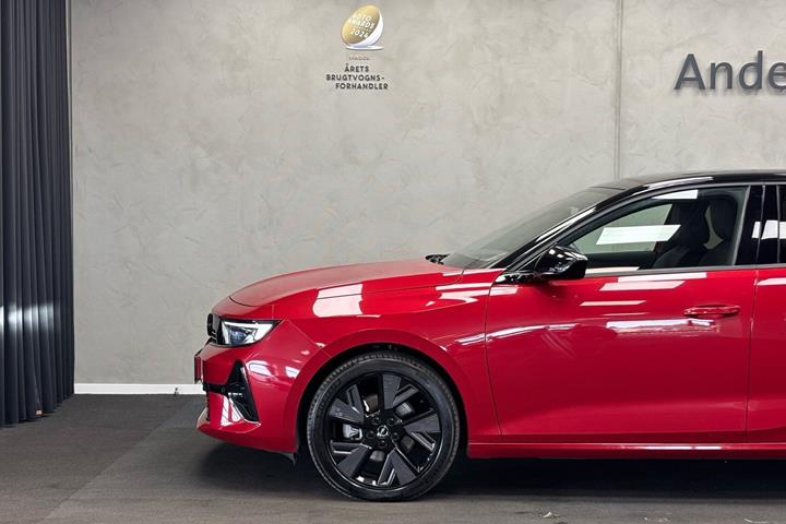 Rød Opel Astra-e fra 2024