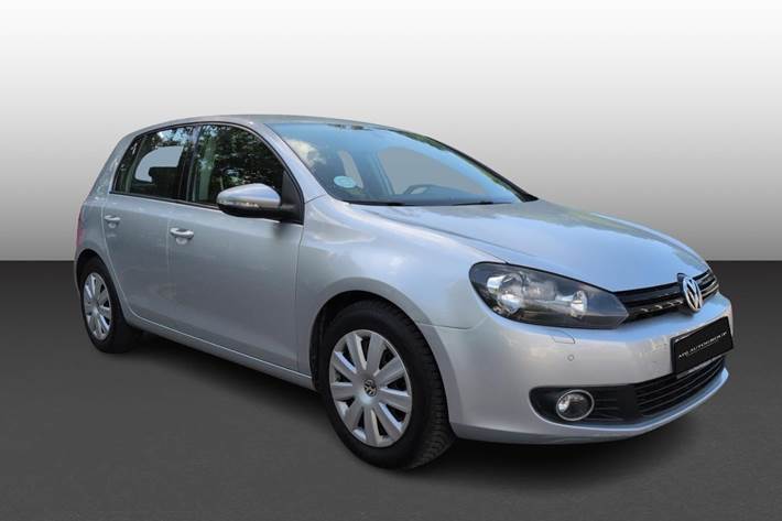 Sølv VW Golf fra 2009 set udefra