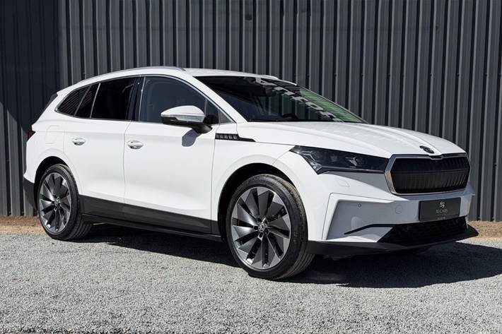 Hvid Skoda Enyaq fra 2022 set udefra
