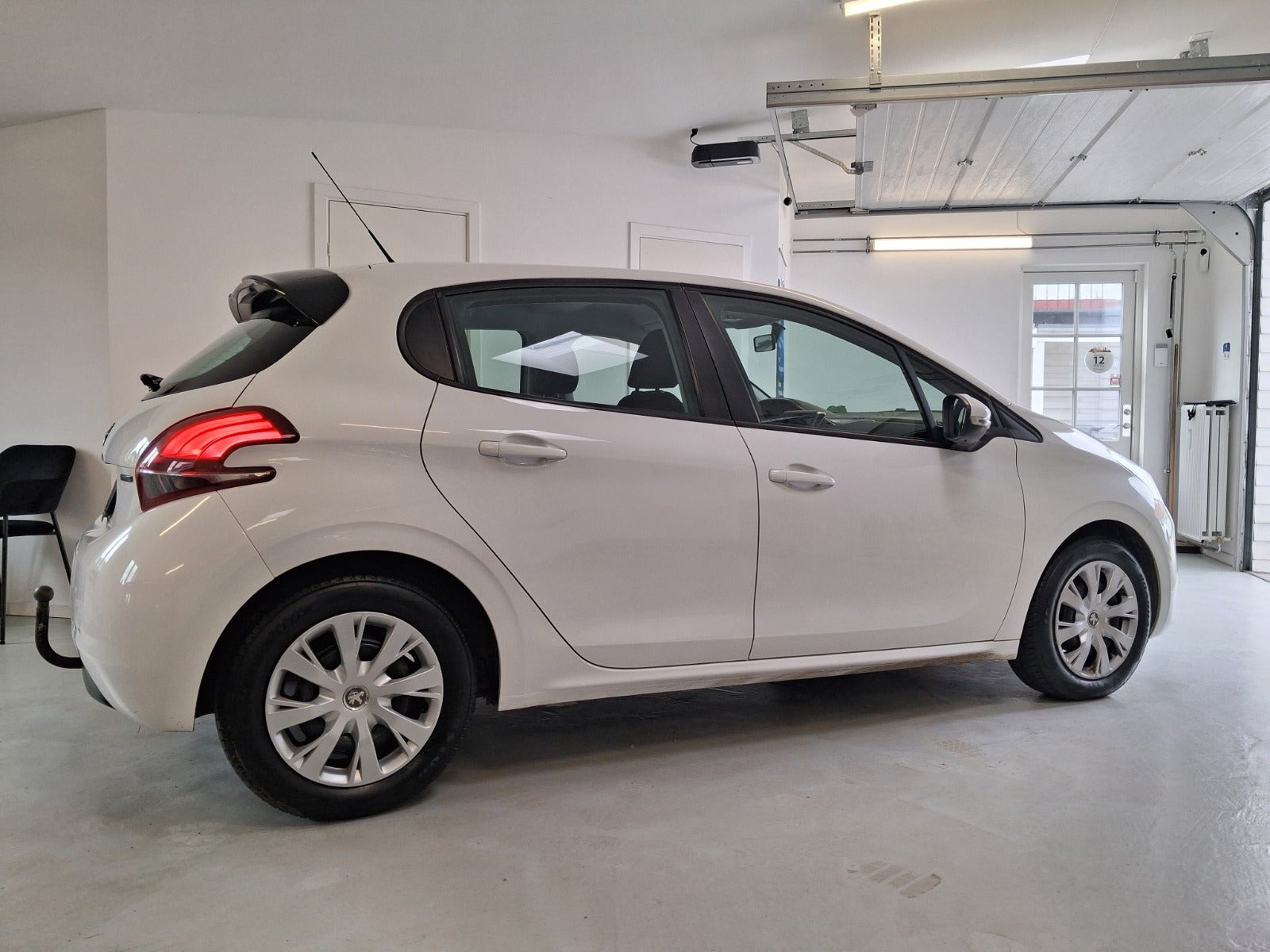 Hvid Peugeot 208 fra 2016