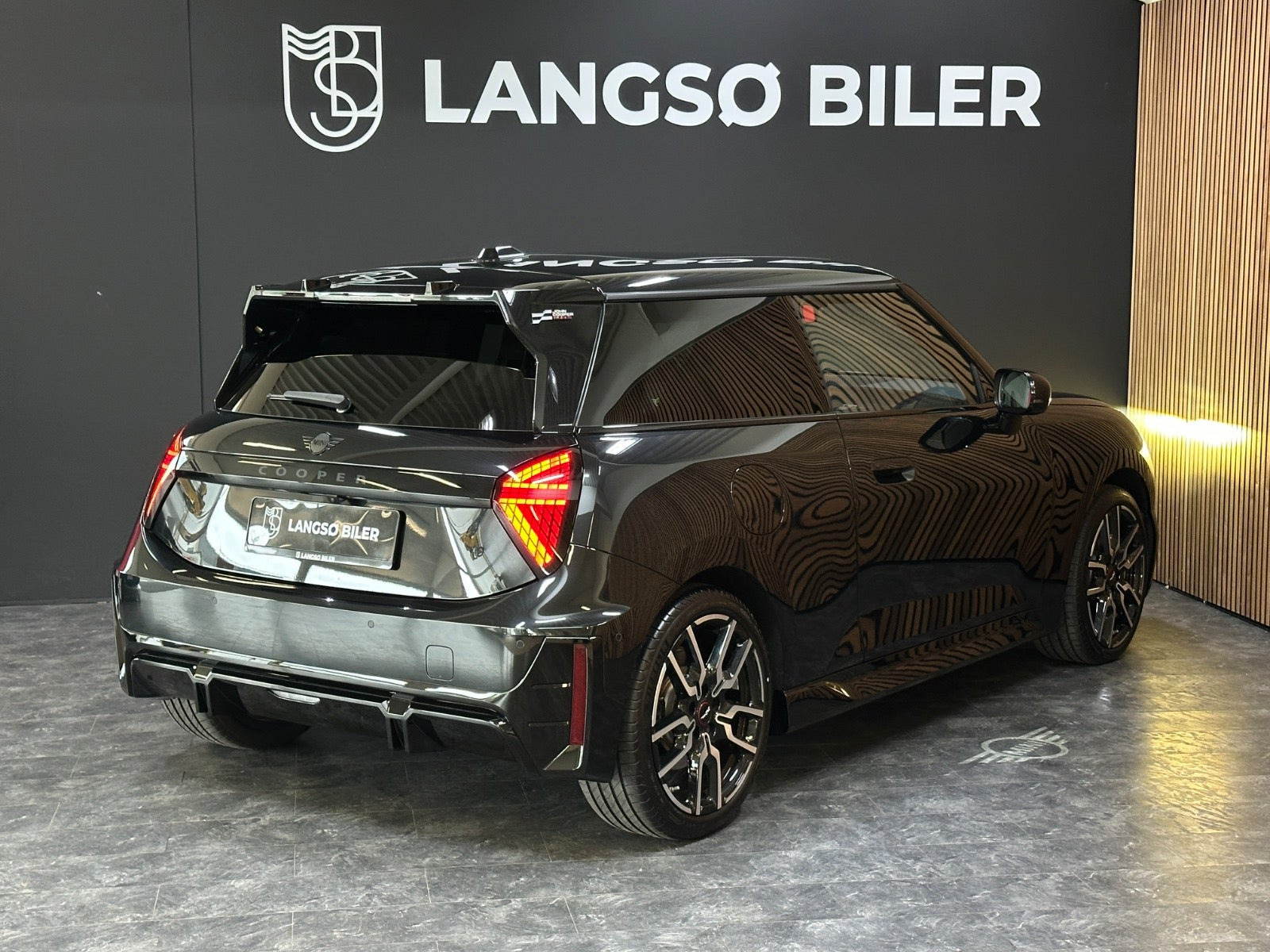 Sort Mini Cooper E fra 2024