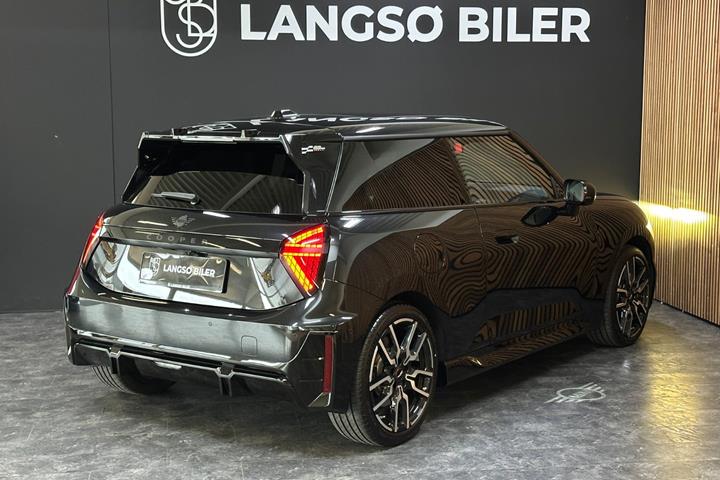Sort Mini Cooper E fra 2024