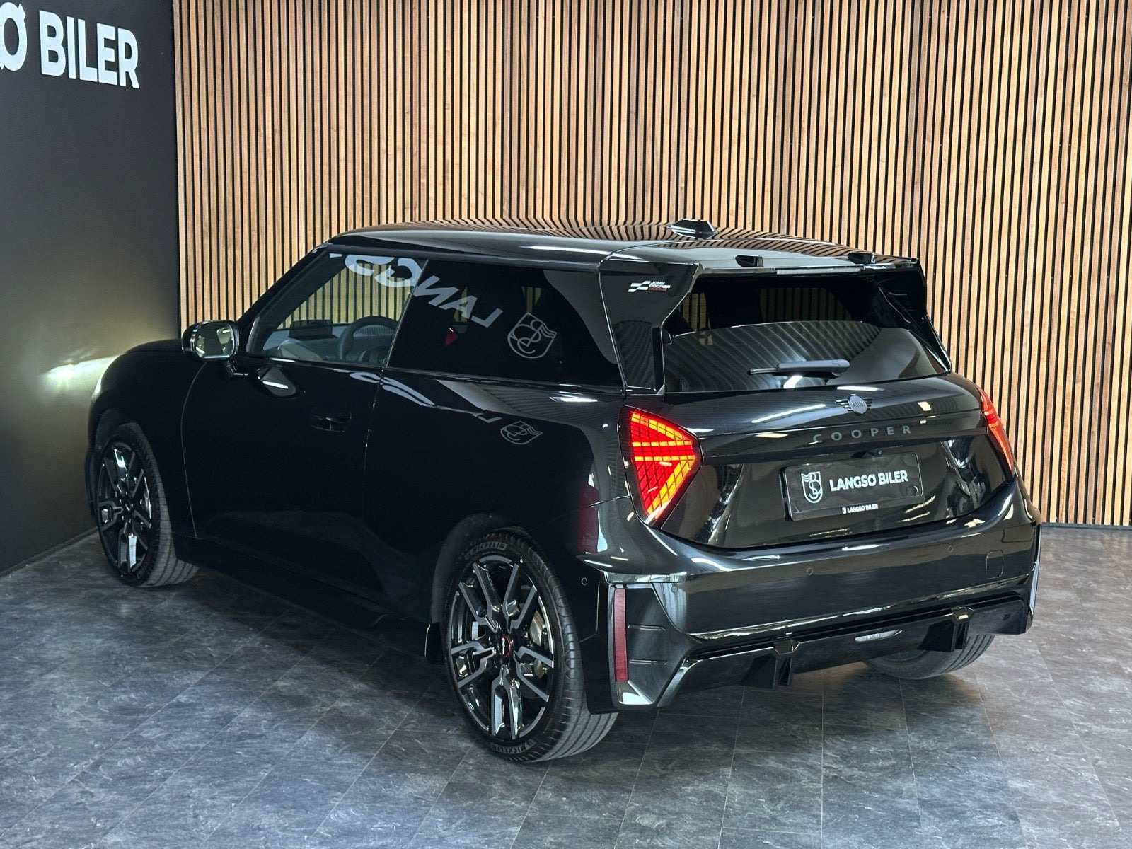 Sort Mini Cooper E fra 2024