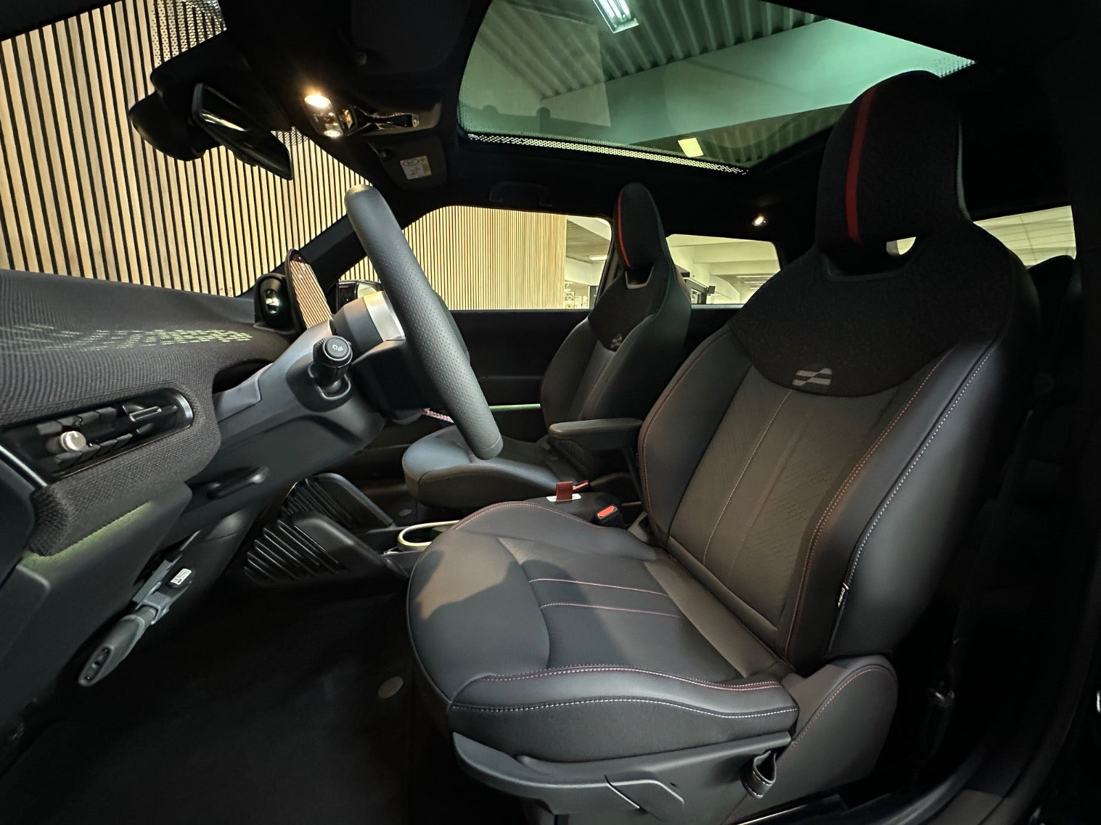Sort Mini Cooper E fra 2024