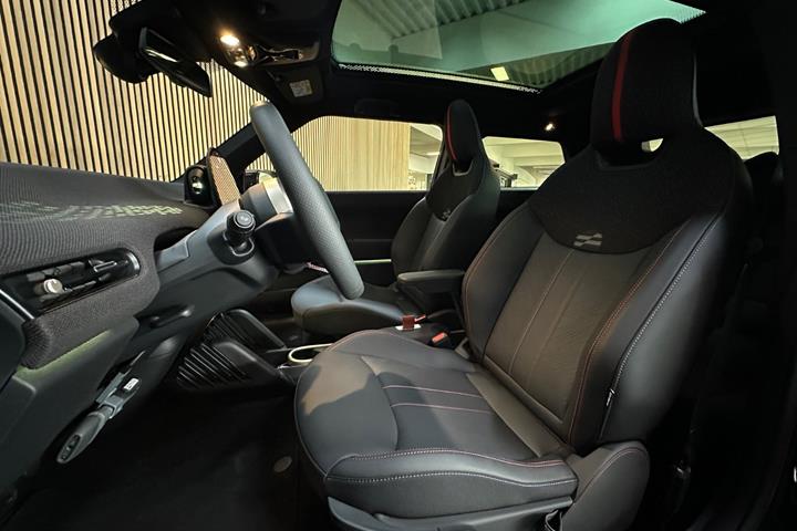 Sort Mini Cooper E fra 2024