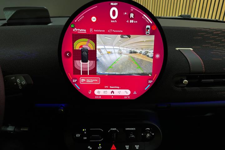 Sort Mini Cooper E fra 2024