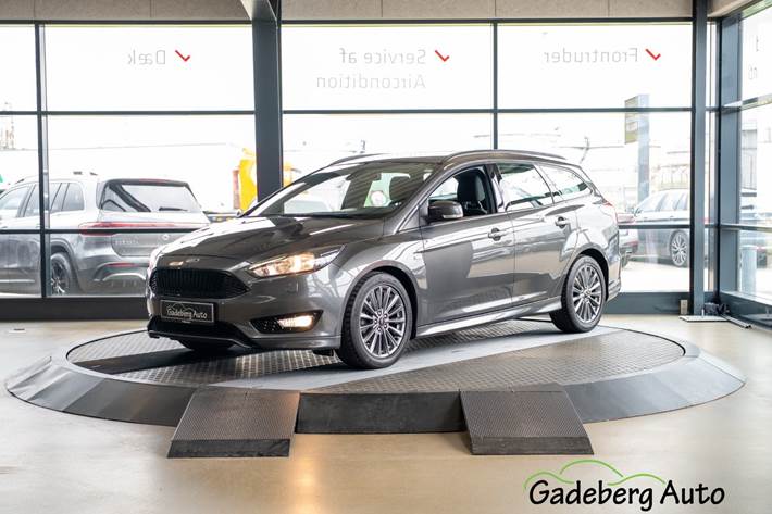 Grå Ford Focus fra 2017 set udefra