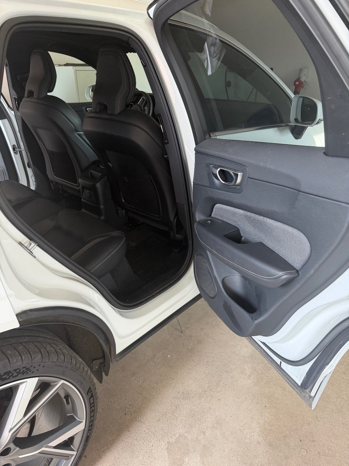 Hvid Volvo XC60 fra 2023