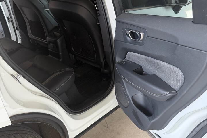 Hvid Volvo XC60 fra 2023