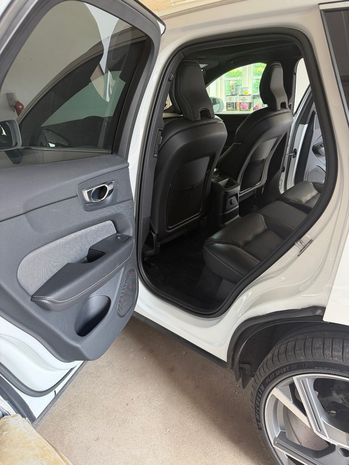 Hvid Volvo XC60 fra 2023