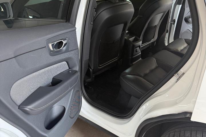 Hvid Volvo XC60 fra 2023