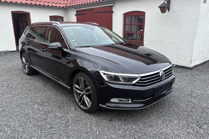Sort VW Passat fra 2017 set udefra