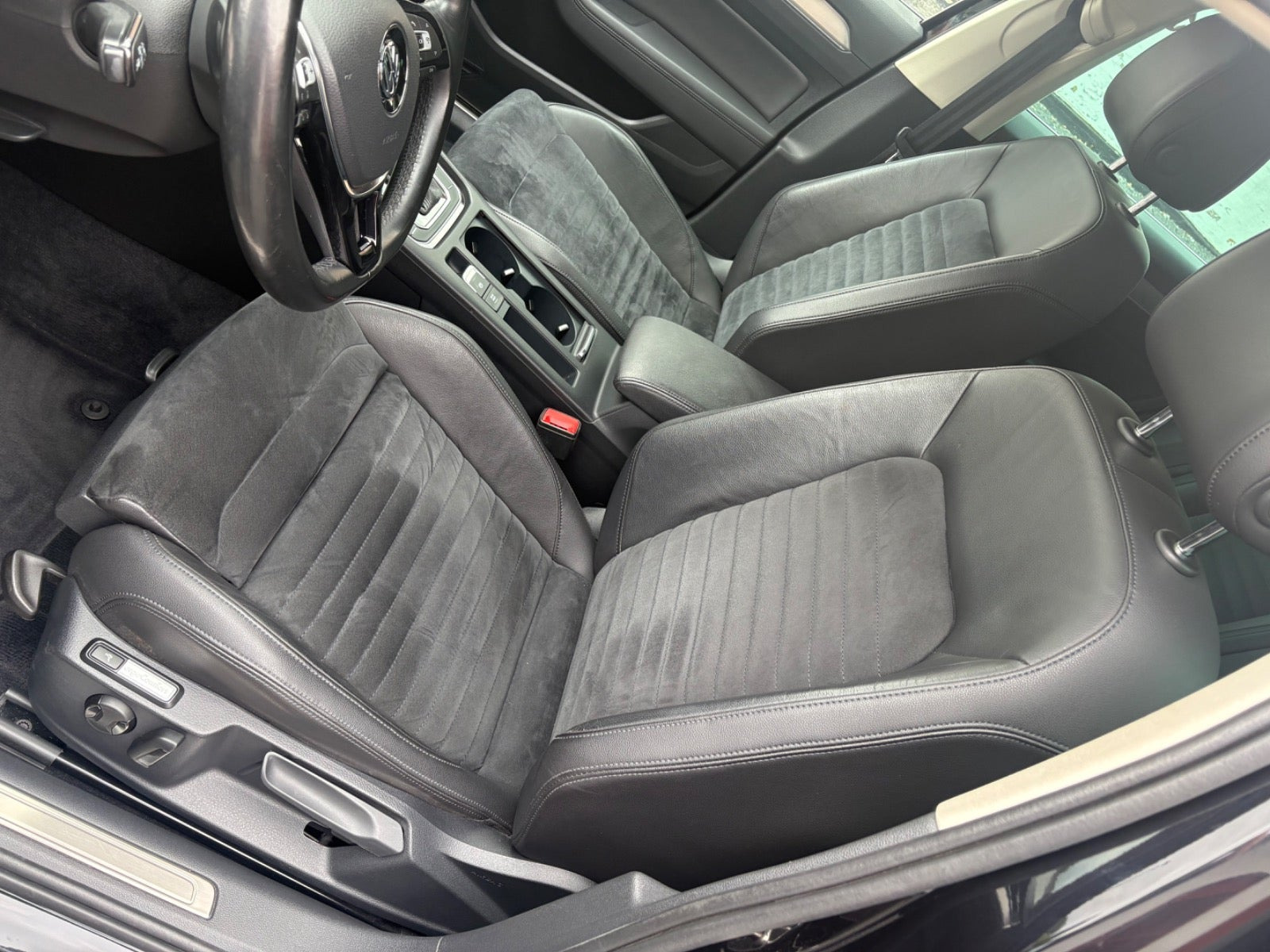Sort VW Passat fra 2017