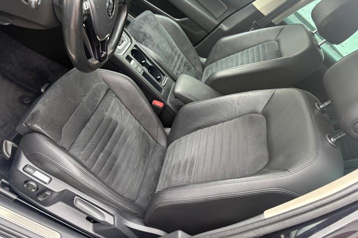 Sort VW Passat fra 2017