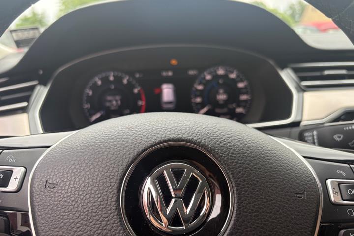 Sort VW Passat fra 2017