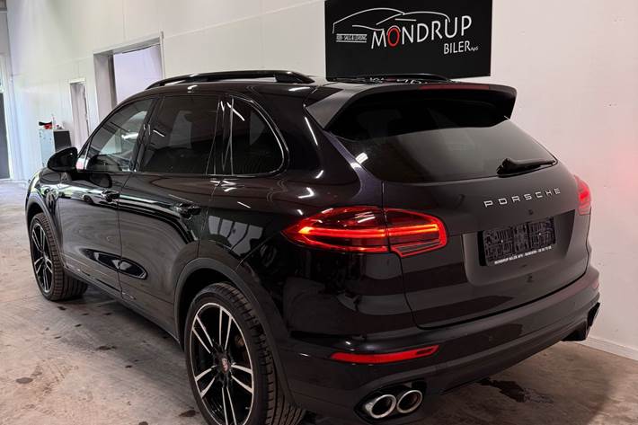 Sort Porsche Cayenne fra 2015