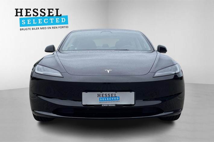 Sort Tesla Model 3 fra 2024