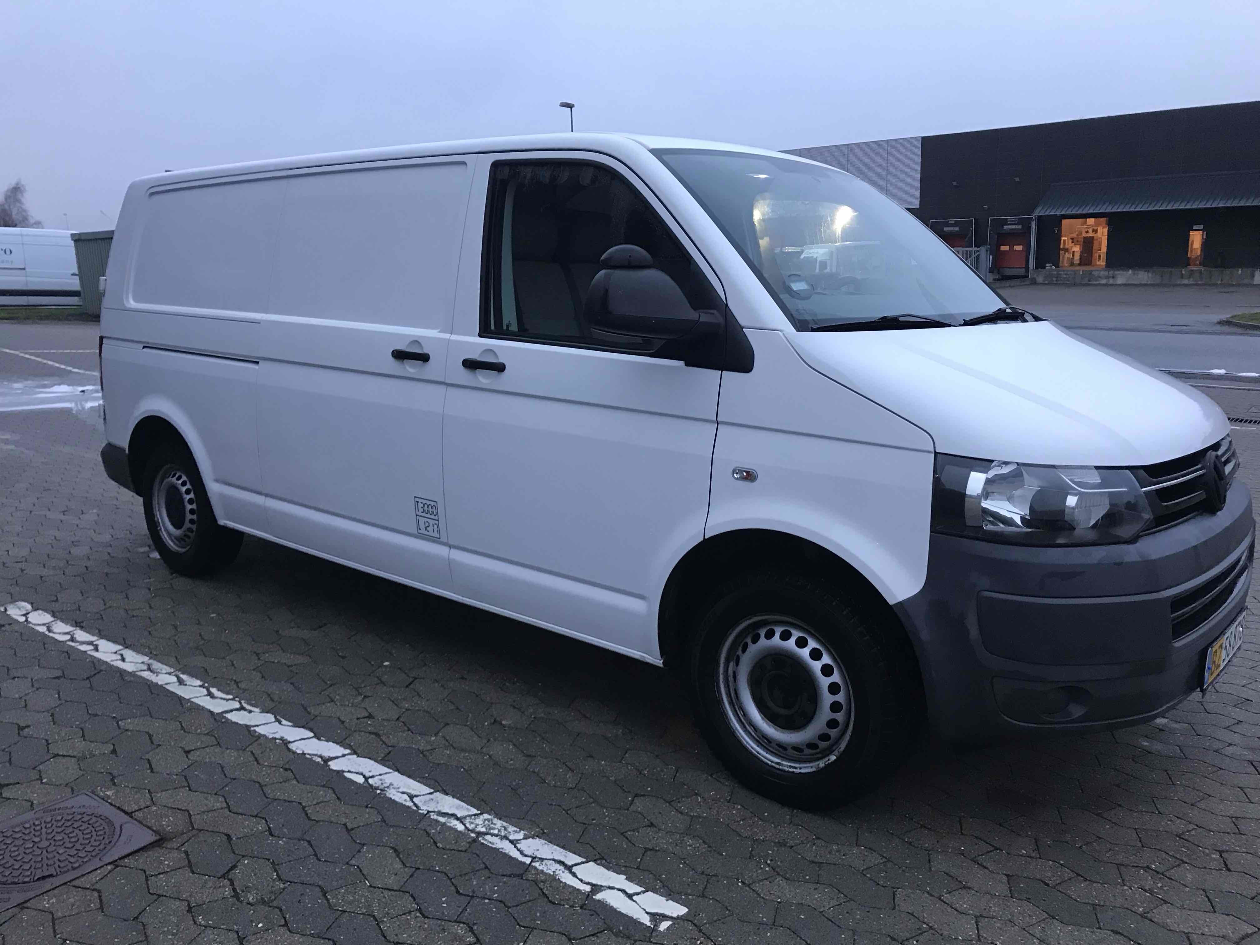 Hvid VW T5 fra 2011