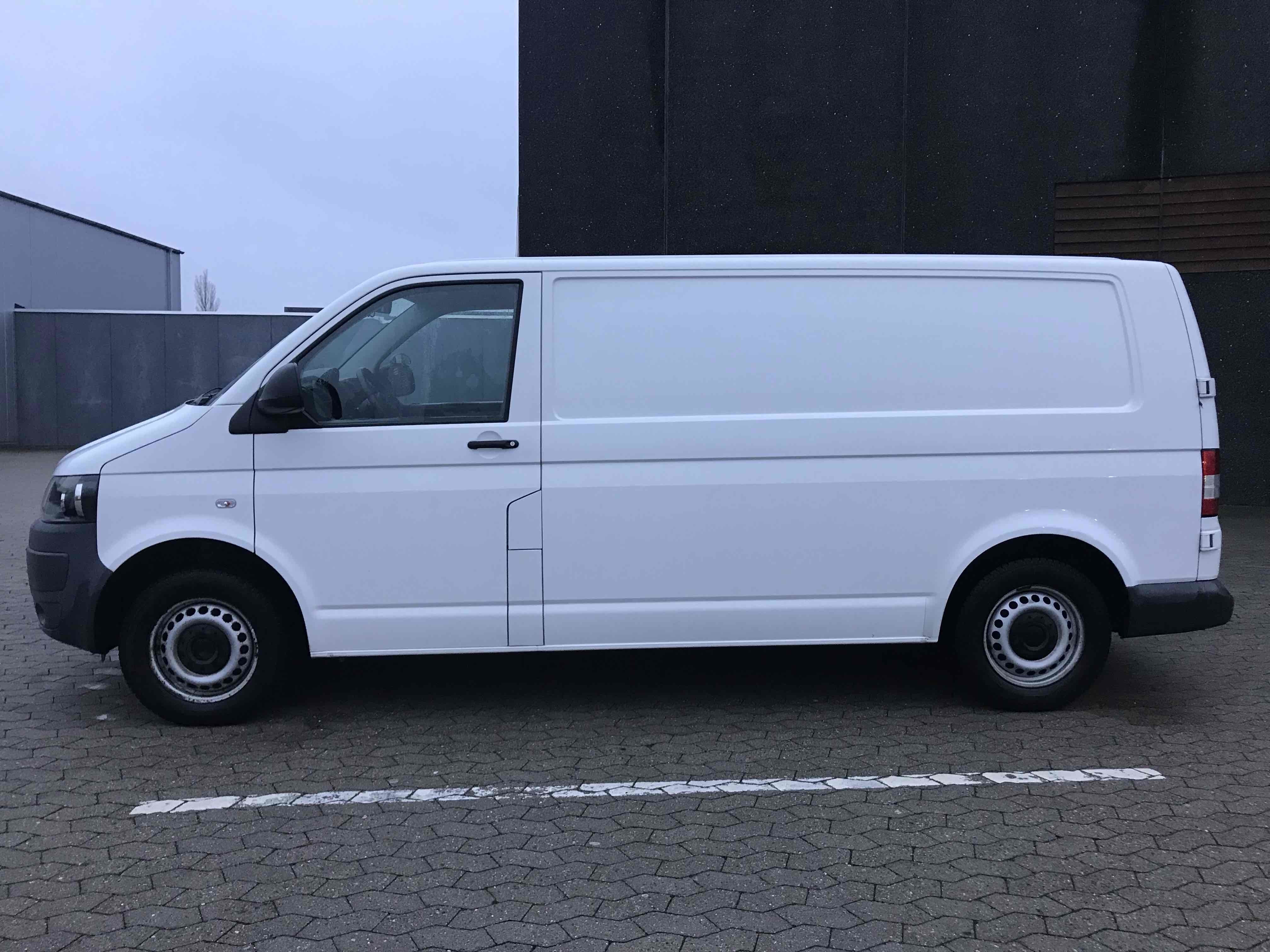 Hvid VW T5 fra 2011