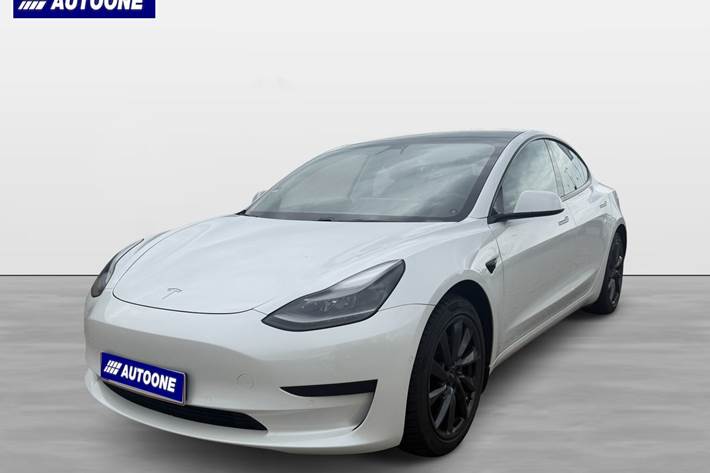 Hvid Tesla Model 3 fra 2021