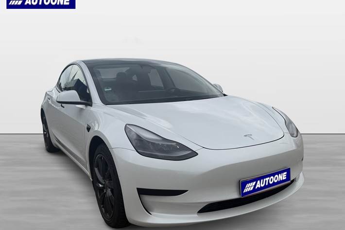 Hvid Tesla Model 3 fra 2021