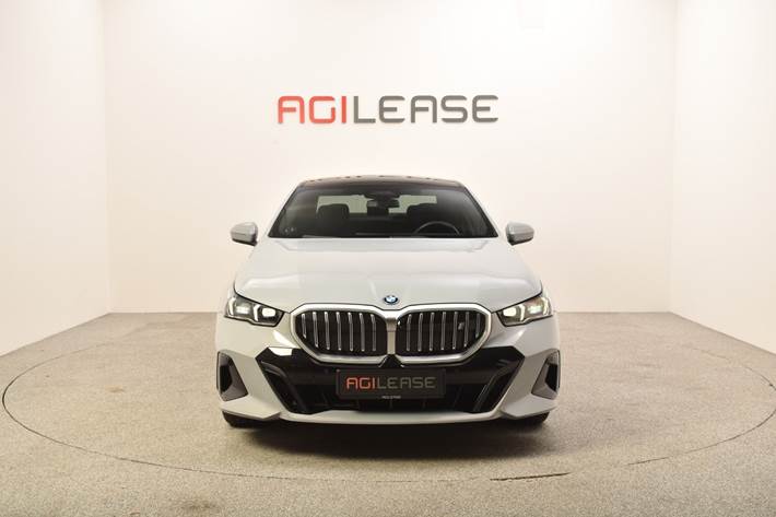Grå BMW i5 fra 2024