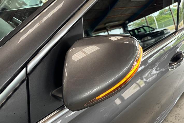 Grå Mercedes B200 d fra 2020