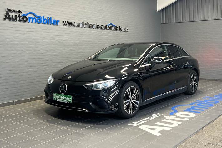 Sort Mercedes EQE350 fra 2023 set udefra