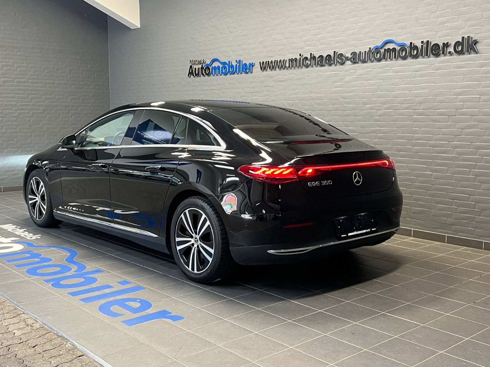 Sort Mercedes EQE350 fra 2023