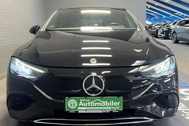 Sort Mercedes EQE350 fra 2023