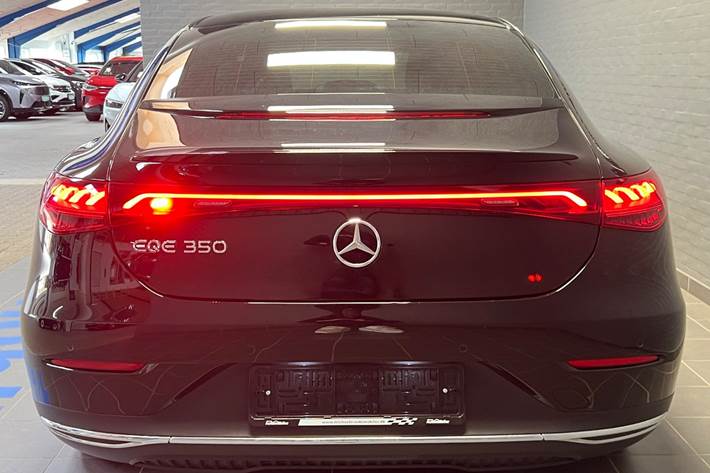 Sort Mercedes EQE350 fra 2023
