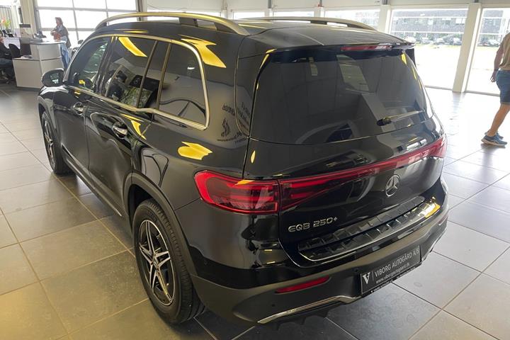 Sort Mercedes EQB250+ fra 2025