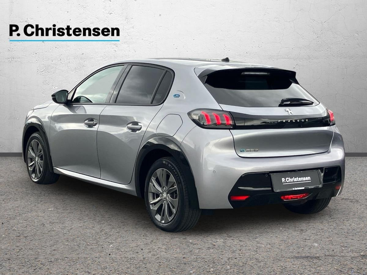 Grå Peugeot e-208 fra 2023