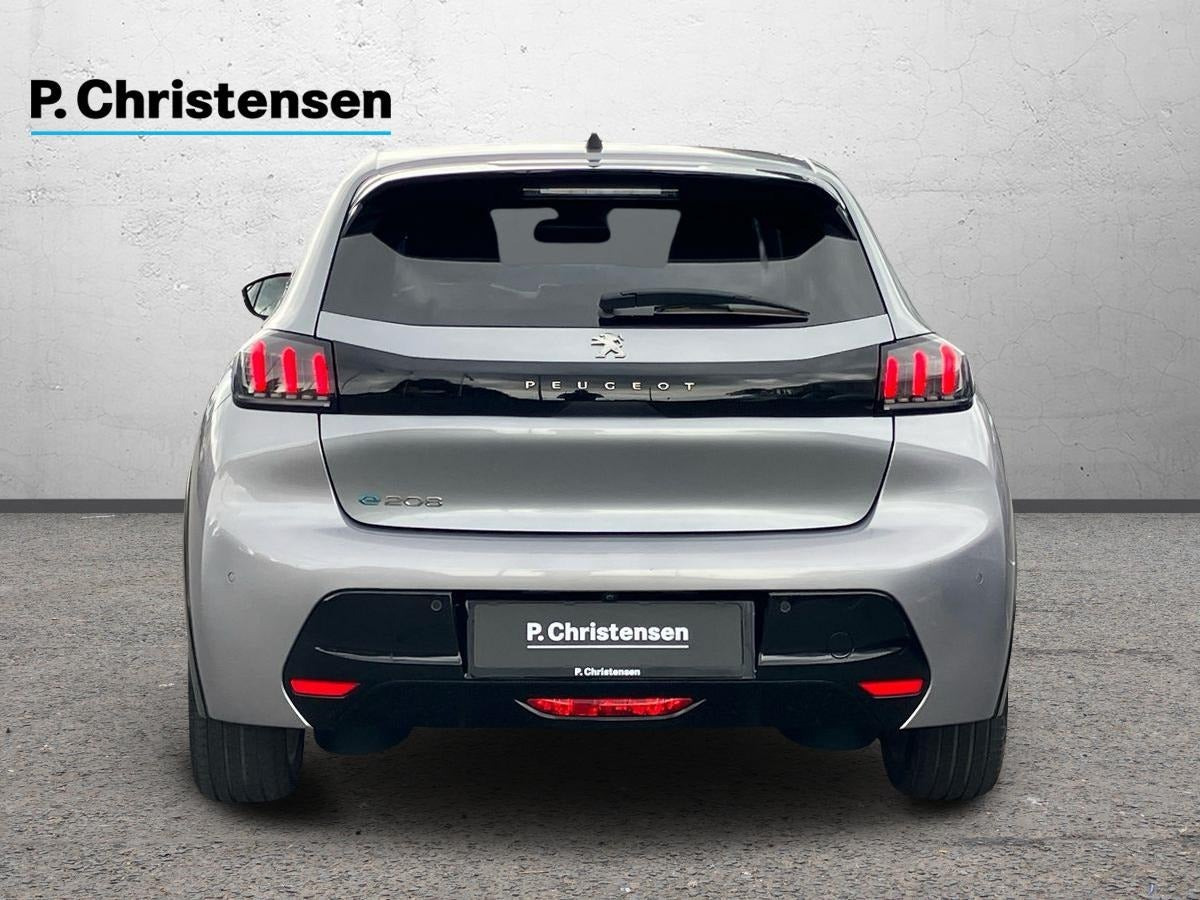 Grå Peugeot e-208 fra 2023
