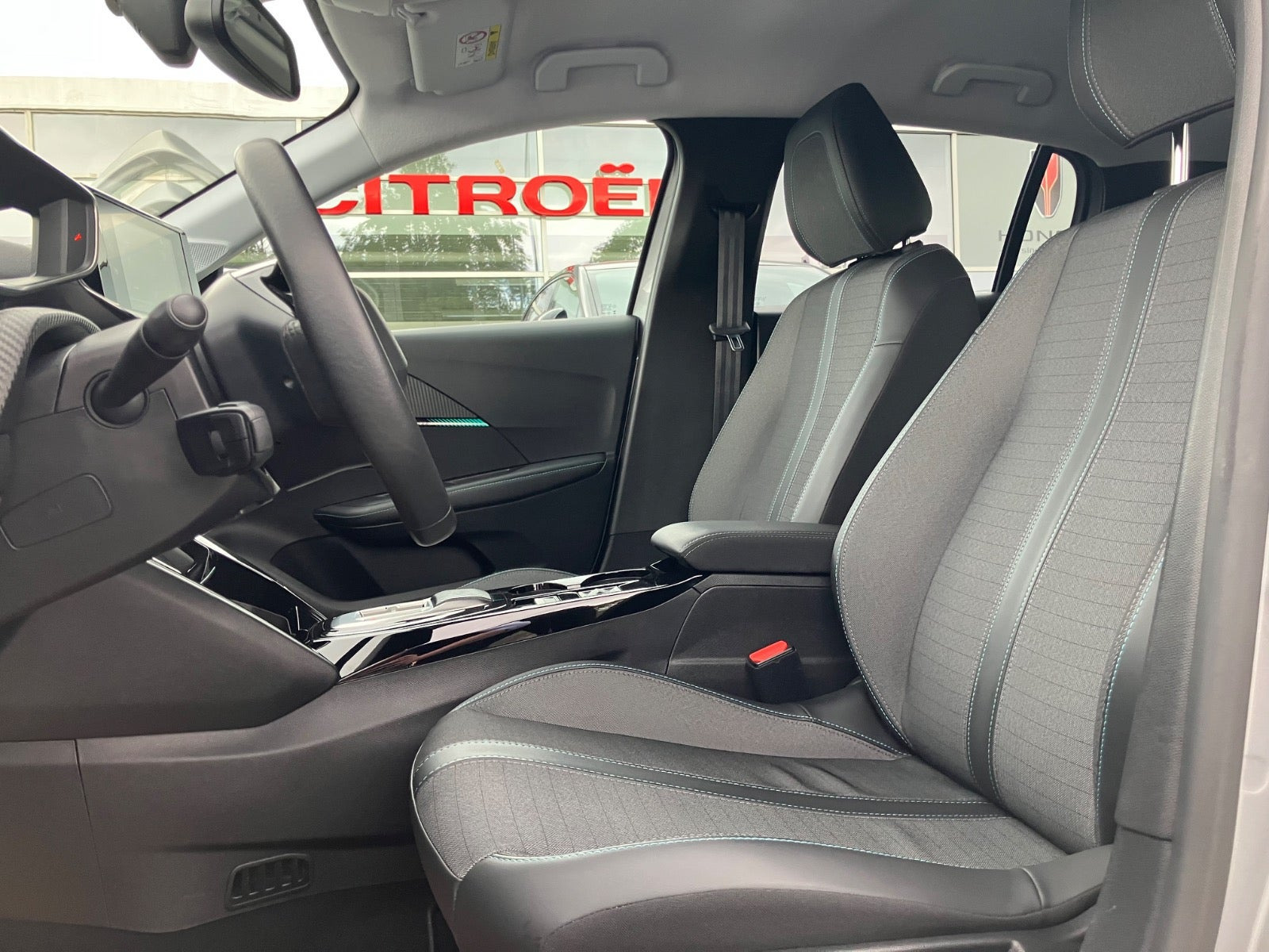 Grå Peugeot e-208 fra 2023