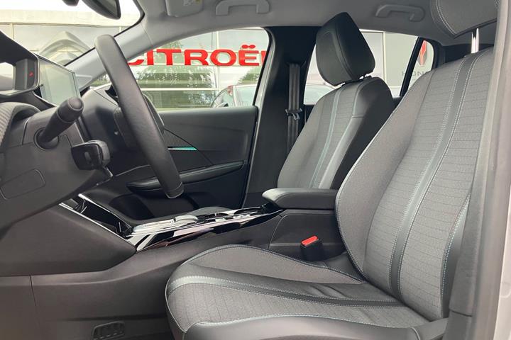 Grå Peugeot e-208 fra 2023