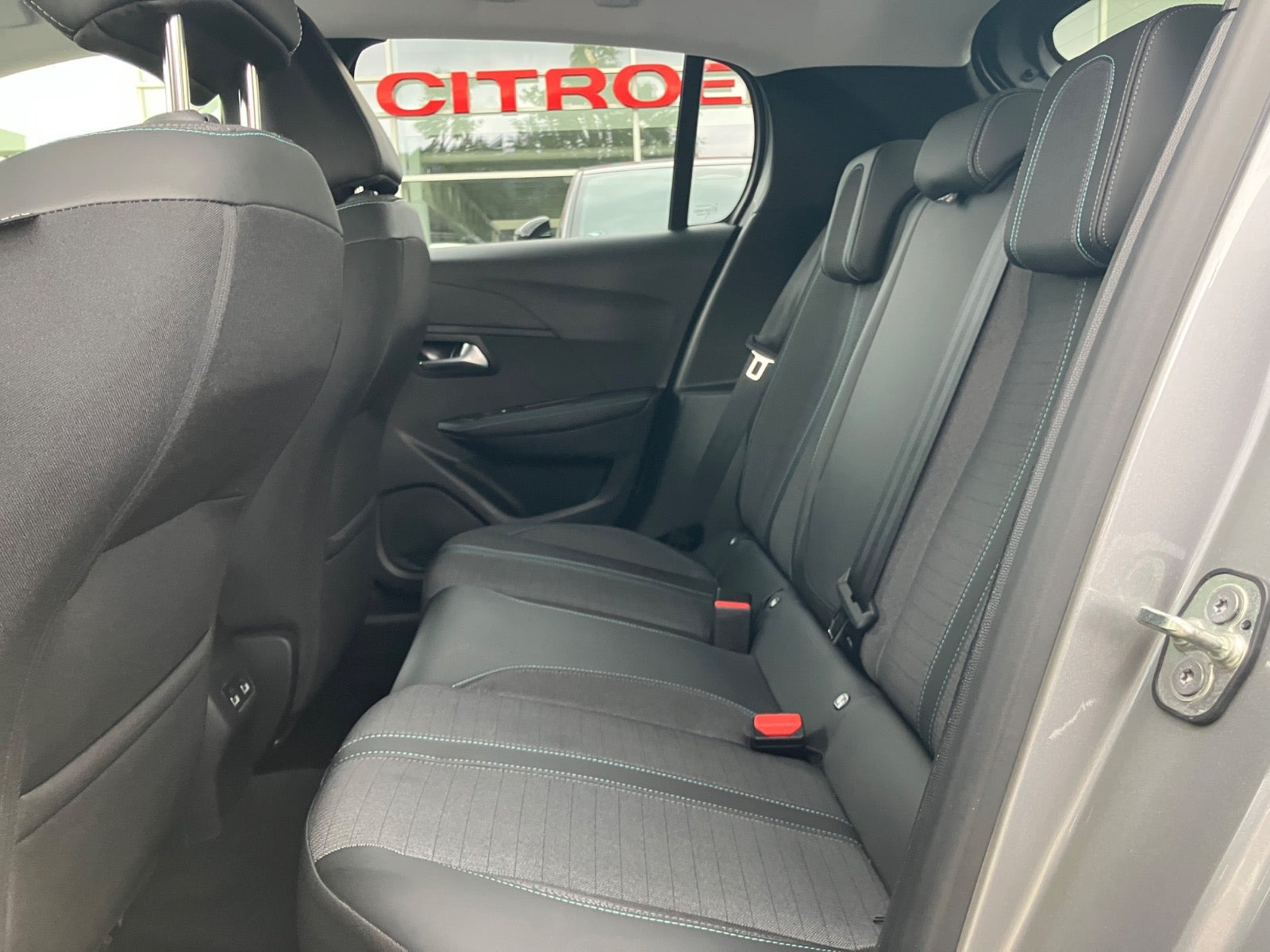 Grå Peugeot e-208 fra 2023