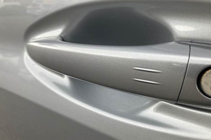Grå Peugeot e-208 fra 2023