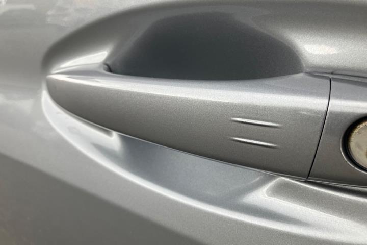Grå Peugeot e-208 fra 2023